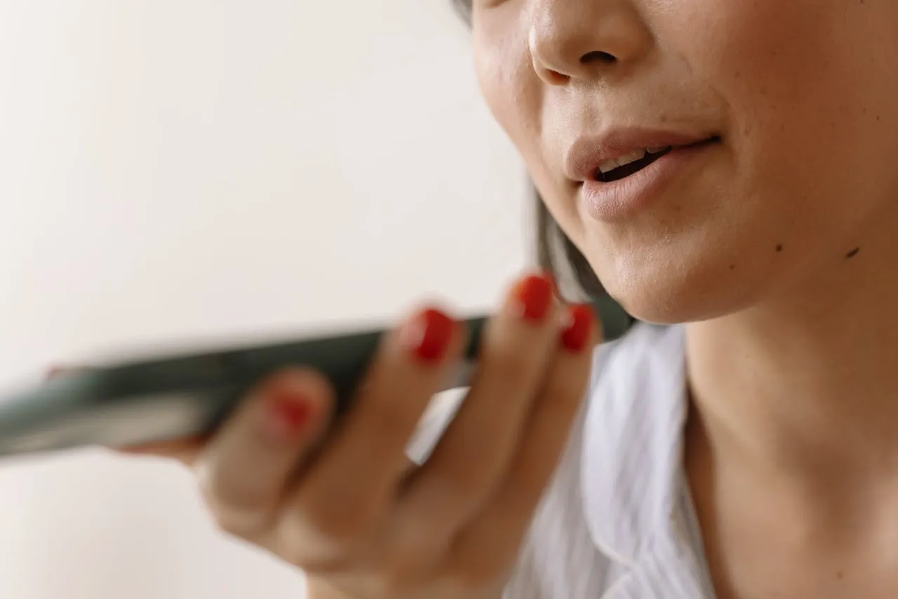 AI video interviews vs one-way interviews: What recruiters need to know